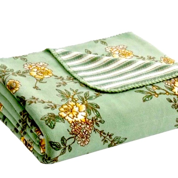 CASUAL LIVING Reversible Luxe Plush Throw 50"X 70" Light Sage Green Floral NEW - Picture 2 of 5